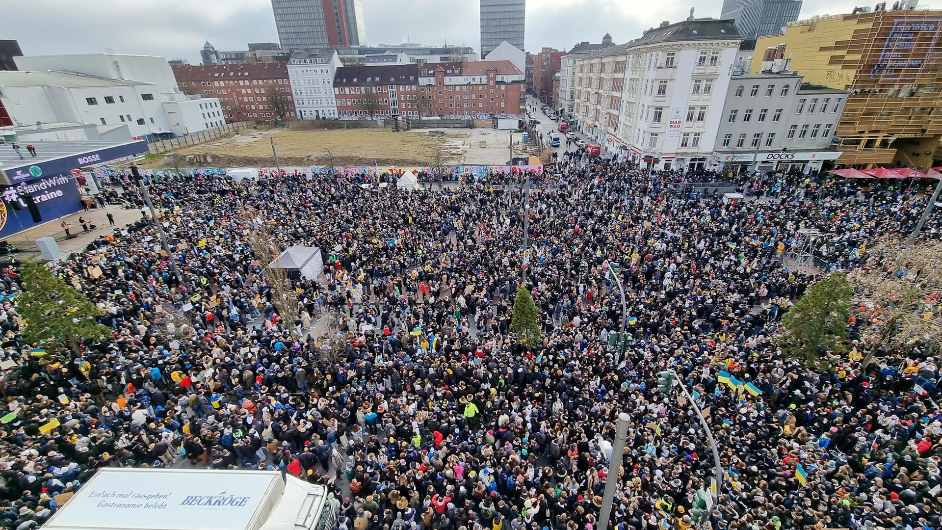 Tausende Demonstranten auf dem Hamburger Spielbudenplatz: Fridays for Future hatte zu der Demonstration aufgerufen – und die Schulbehörde zog mit. Tausende Demonstranten auf dem Hamburger Spielbudenplatz: Fridays for Future hatte zu der Demonstration aufgerufen – und die Schulbehörde zog mit.