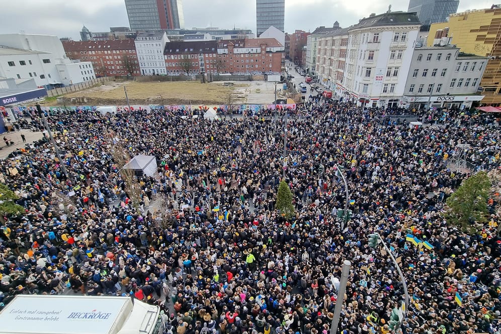 Tausende Demonstranten auf dem Hamburger Spielbudenplatz: Fridays for Future hatte zu der Demonstration aufgerufen – und die Schulbehörde zog mit.
