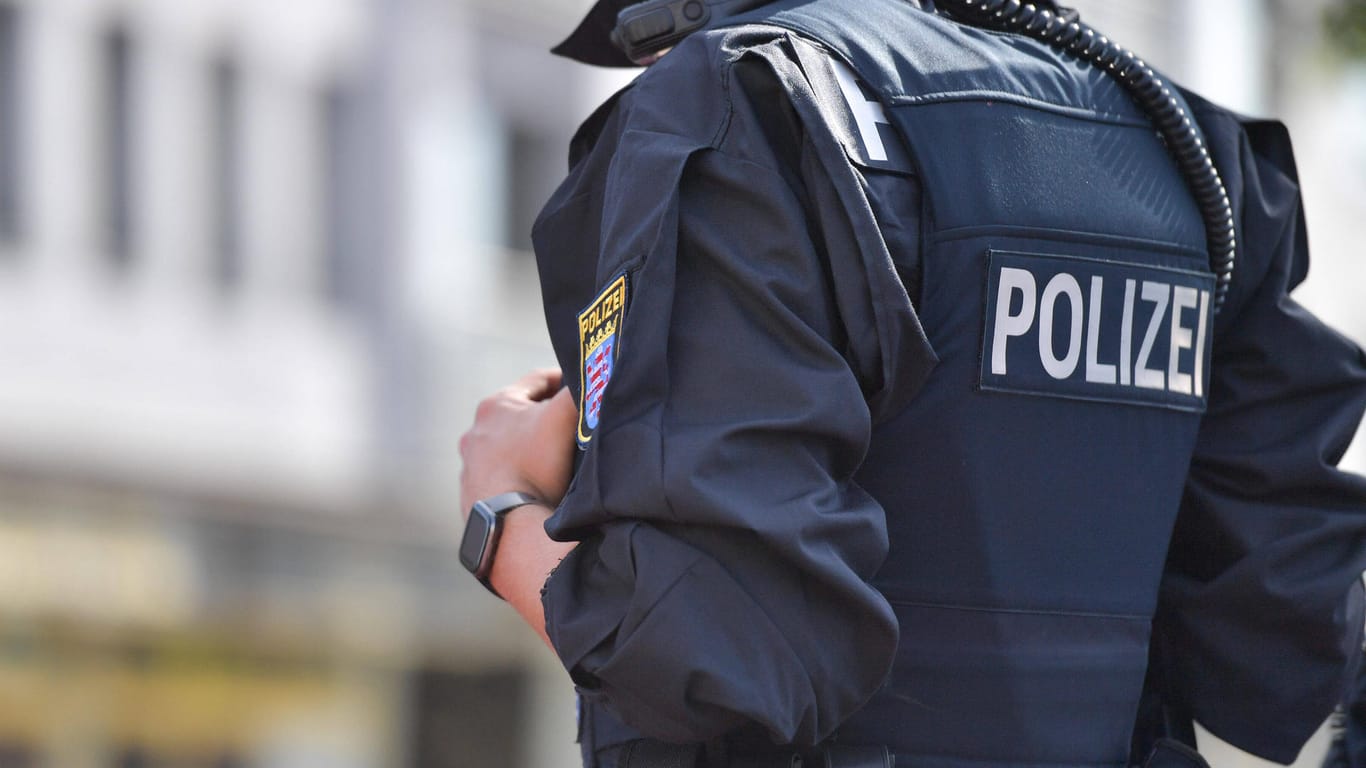Ein Beamter der Frankfurter Polizei (Symbolbild): Die Ermittler suchen nach den Tätern.