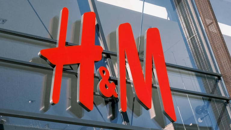 Eine H&M-Filiale in Düsseldorf (Symbolbild): Der Modeeinzelhandel kämpft mit Problemen.
