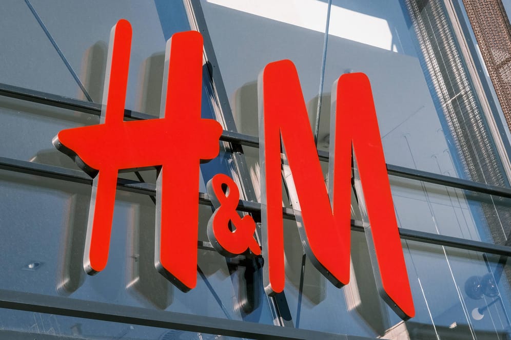 Eine H&M-Filiale in Düsseldorf (Symbolbild): Der Modeeinzelhandel kämpft mit Problemen.