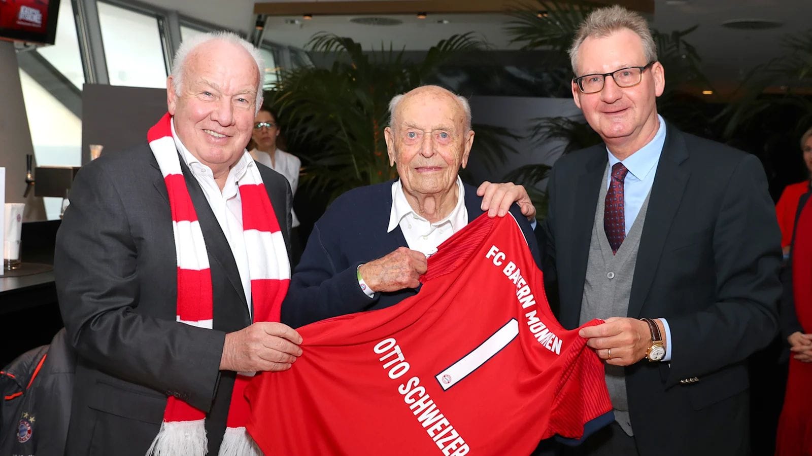 Otto Schweizer zwischen Bayerns 1. Vizepräsident Dieter Mayer (rechts) und dem 2. Vizepräsident Walter Mennekes (Archivbild): 2018 wurde der gebürtige Münchner im Alter von 94 Jahren zum Mitglied Nummer eins.