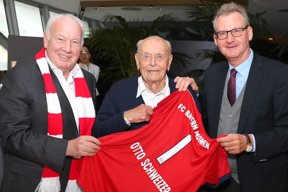 Otto Schweizer zwischen Bayerns 1. Vizepräsident Dieter Mayer (rechts) und dem 2. Vizepräsident Walter Mennekes (Archivbild): 2018 wurde der gebürtige Münchner im Alter von 94 Jahren zum Mitglied Nummer eins.