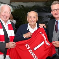 Otto Schweizer zwischen Bayerns 1. Vizepräsident Dieter Mayer (rechts) und dem 2. Vizepräsident Walter Mennekes (Archivbild): 2018 wurde der gebürtige Münchner im Alter von 94 Jahren zum Mitglied Nummer eins.