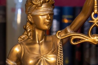 Nahaufnahme einer Justitia (Symbolbild): Das Krefelder Landgericht verhandelt über den Missbrauchsfall.