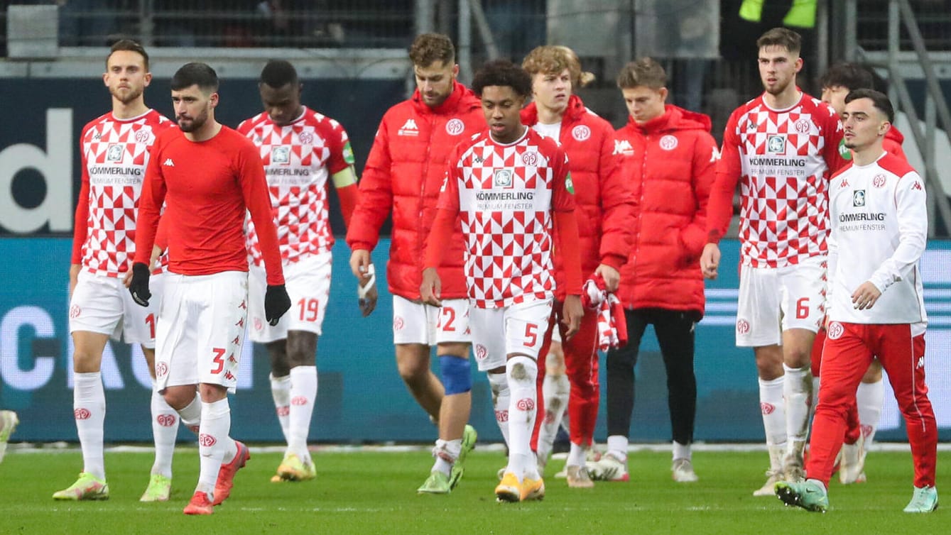 Mainzer Spieler nach der Partie gegen Frankfurt: Unklar ist, ob und wer von ihnen gegen Dortmund auf dem Platz steht. Mainzer Spieler nach der Partie gegen Frankfurt: Unklar ist, ob und wer von ihnen gegen Dortmund auf dem Platz steht.