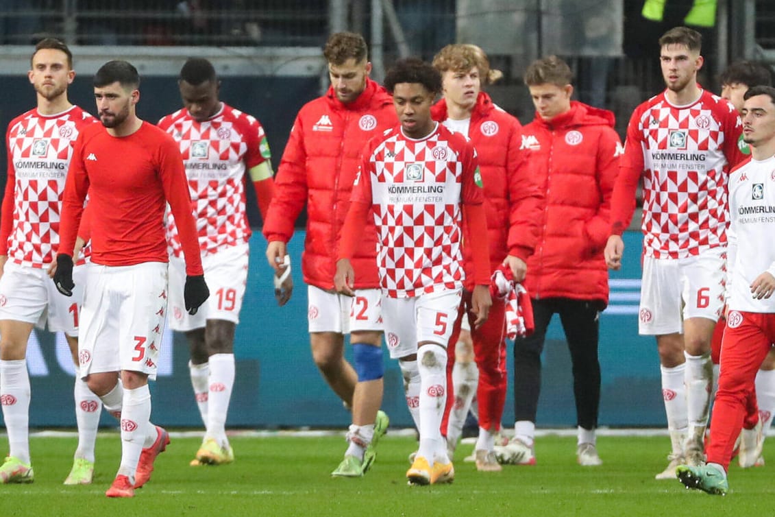Mainzer Spieler nach der Partie gegen Frankfurt: Unklar ist, ob und wer von ihnen gegen Dortmund auf dem Platz steht.