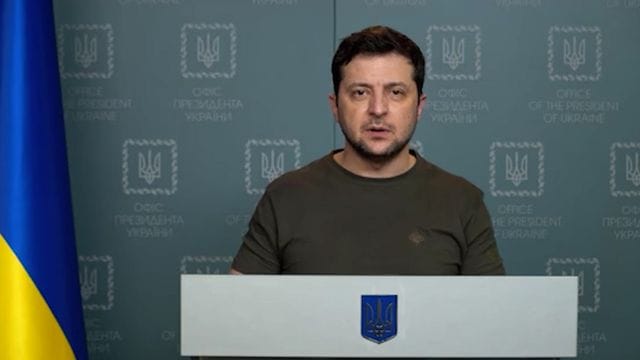 Der ukrainische Präsident Selenskyj fordert den russischen Präsidenten Putin zu einem direkten Gespräch auf.