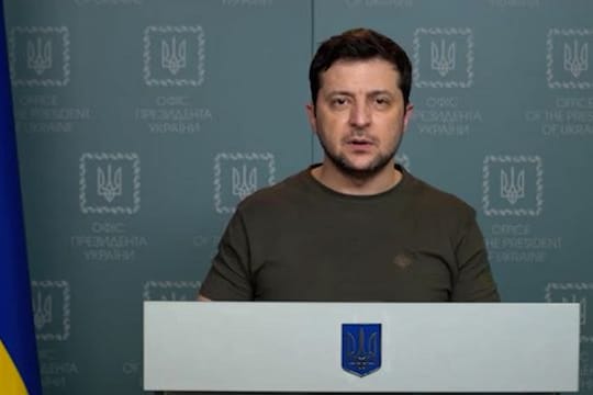 Der ukrainische Präsident Selenskyj fordert den russischen Präsidenten Putin zu einem direkten Gespräch auf.