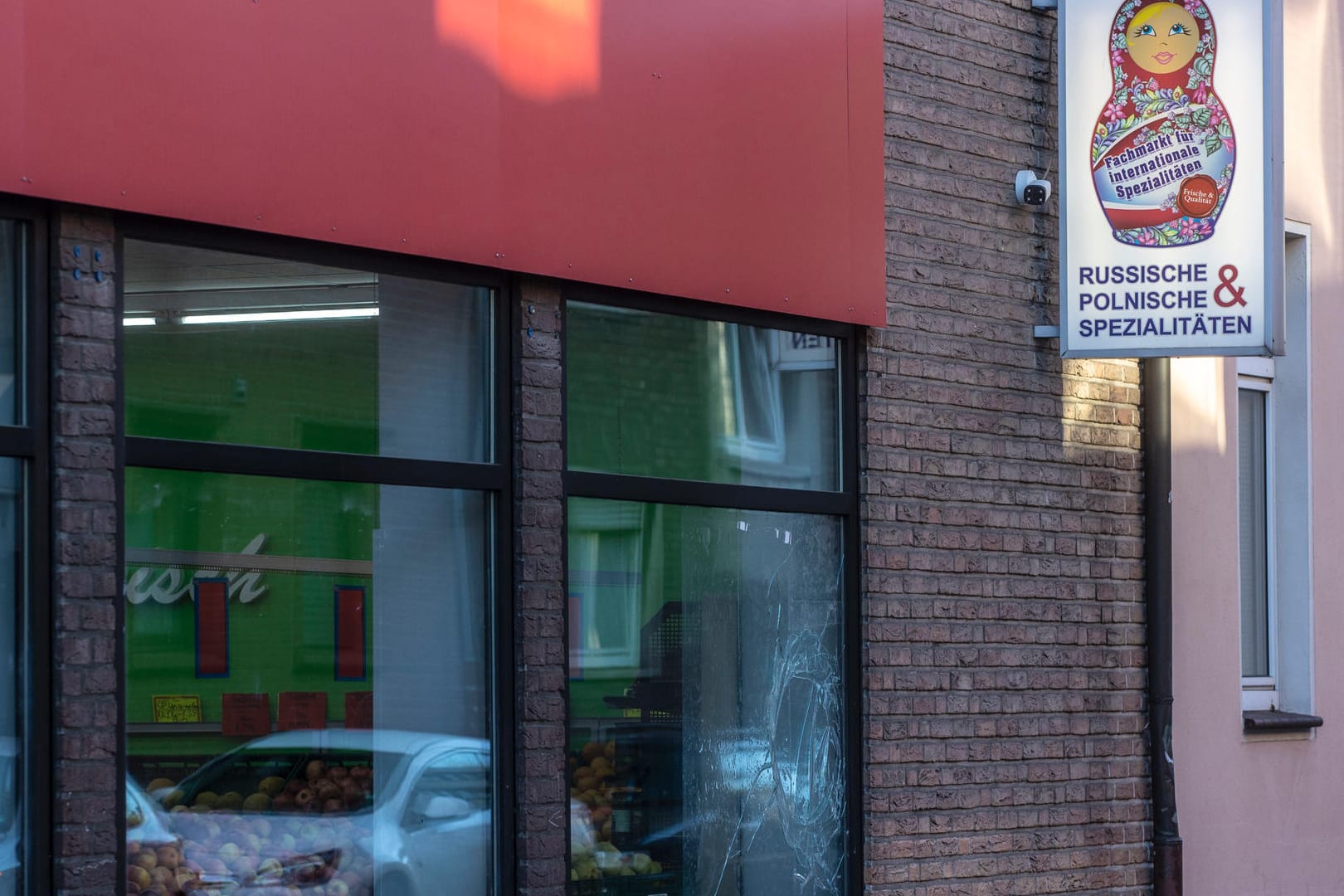 Die eingeschlagene Fensterscheibe: Der Staatsschutz der Polizei Essen ermittelt.