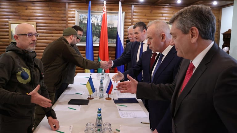 Vertreter von Russland und der Ukraine am Donnerstag an einem Tisch: Die Verhandlungen fanden im belarussischen Brest statt.