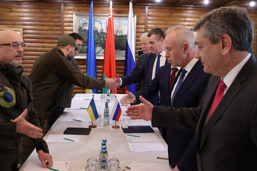 Vertreter von Russland und der Ukraine am Donnerstag an einem Tisch: Die Verhandlungen fanden im belarussischen Brest statt.