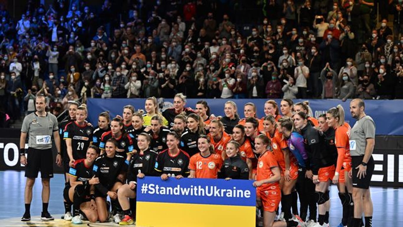 Vor dem Spiel setzten die deutschen und die niederländischen Nationalspielerinnen ein Zeichen der Solidarität mit der Ukraine.
