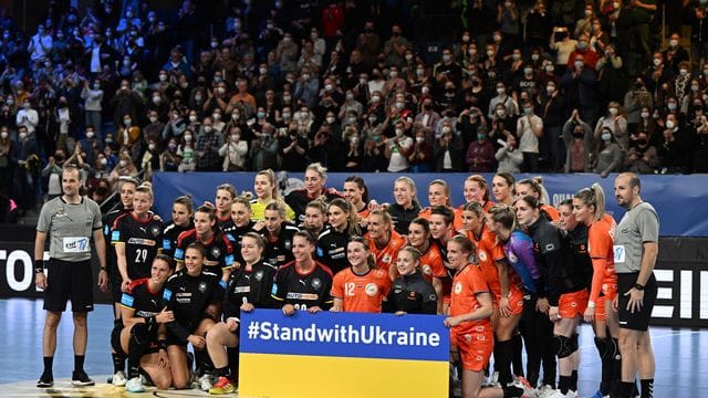 Vor dem Spiel setzten die deutschen und die niederländischen Nationalspielerinnen ein Zeichen der Solidarität mit der Ukraine.