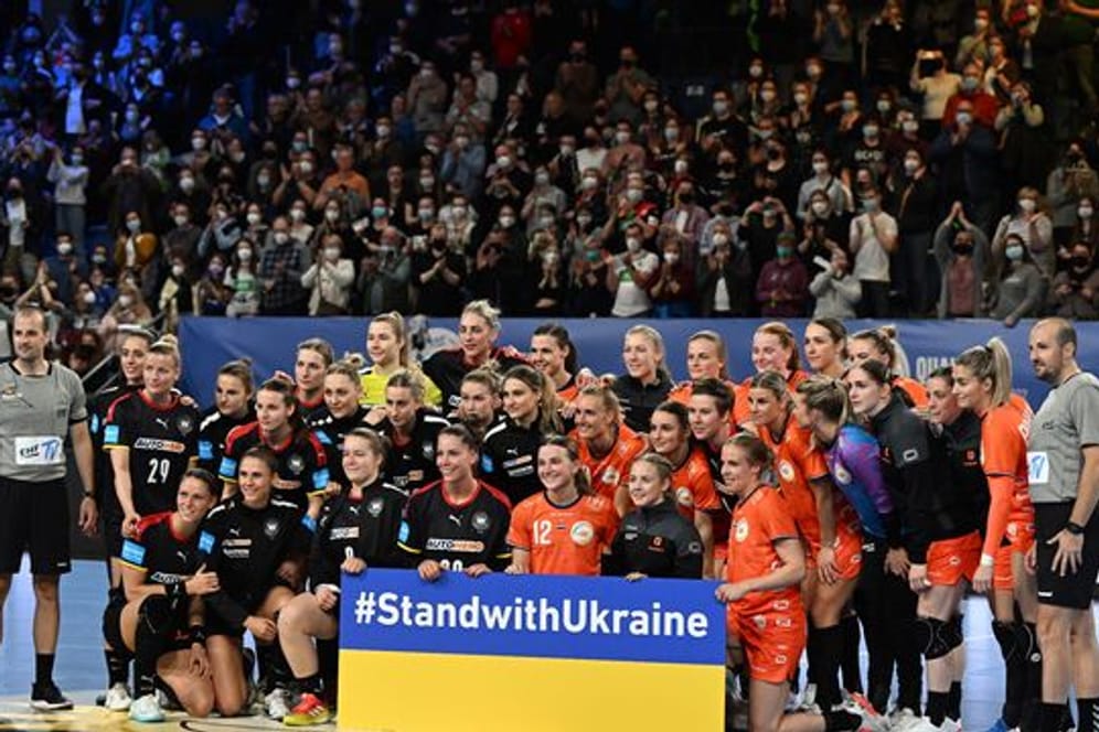 Vor dem Spiel setzten die deutschen und die niederländischen Nationalspielerinnen ein Zeichen der Solidarität mit der Ukraine.