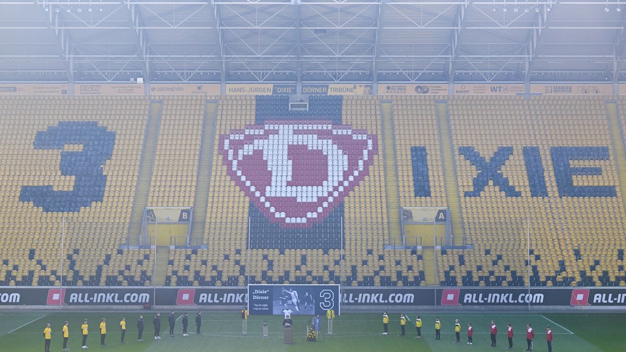 Holger Scholze, Präsident der SG Dynamo Dresden, spricht während der öffentlichen Gedenkfeier zu Ehren von Hans-Jürgen "Dixie" Dörner im Rudolf-Harbig-Stadion. Holger Scholze, Präsident der SG Dynamo Dresden, spricht während der öffentlichen Gedenkfeier zu Ehren von Hans-Jürgen "Dixie" Dörner im Rudolf-Harbig-Stadion.