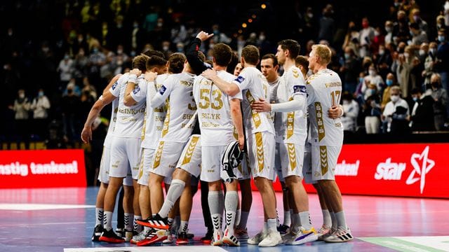 Haben sich vorzeitig für das Viertelfinale der Champions League : Die Spieler des THW Kiel feiern.