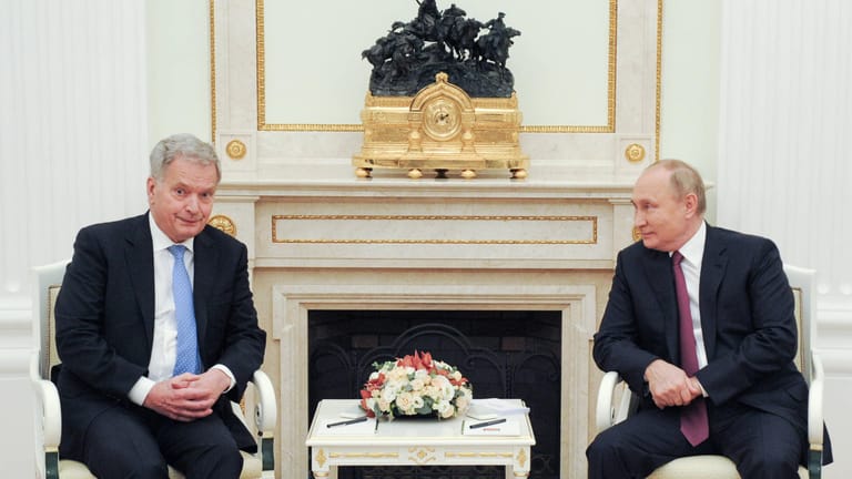 Der finnische Präsident Sauli Niinistö bei einem Treffen mit Wladimir Putin im Kreml 2021.