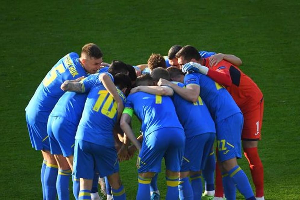 Die ukrainischen Spieler bilden vor dem Anstoß einen Kreis.