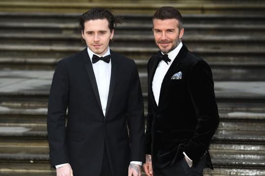 Brooklyn Beckham (l) und sein Vater David teilen offenbar ihre Leidenschaft für Tattoos und Fußball.