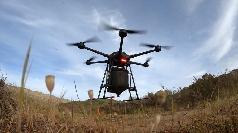 Drohnen wie diese können zum Pflanzen neuer Bäume in verbrannten Landschaften eingesetzt werden.