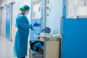 Ein Pfleger auf einer Coronavirus-Intensivstation: Der Inzidenzwert in Deutschland steigt wieder.