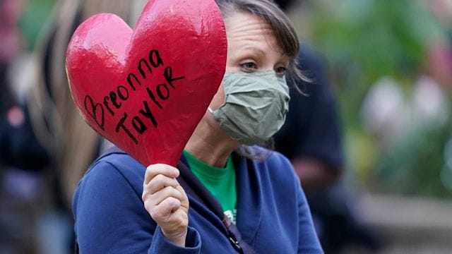 Eine Frau hält bei einem Proteste gegen Rassismus einen Luftballon in Gedenken an die Verstorbene. Eine Frau hält bei einem Proteste gegen Rassismus einen Luftballon in Gedenken an die Verstorbene.
