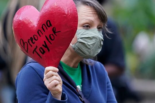 Eine Frau hält bei einem Proteste gegen Rassismus einen Luftballon in Gedenken an die Verstorbene.