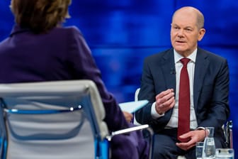 Der Bundeskanzler zu Gast bei Maybrit Illner: Olaf Scholz äußerte sich auch zu Altkanzler Gerhard Schröder.