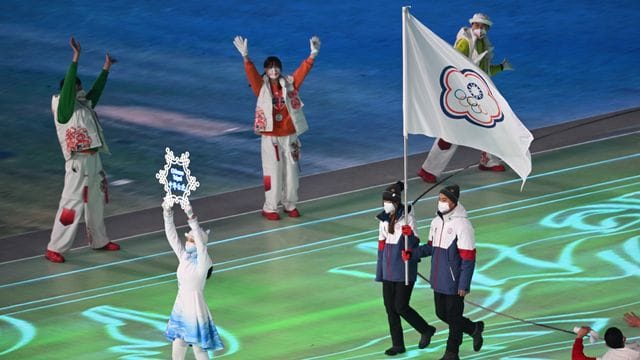 Huang Yu-ting (l) und Ho Ping-jui tragen für Taiwan die Flagge ins Stadion.