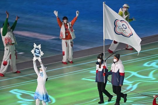 Huang Yu-ting (l) und Ho Ping-jui tragen für Taiwan die Flagge ins Stadion.