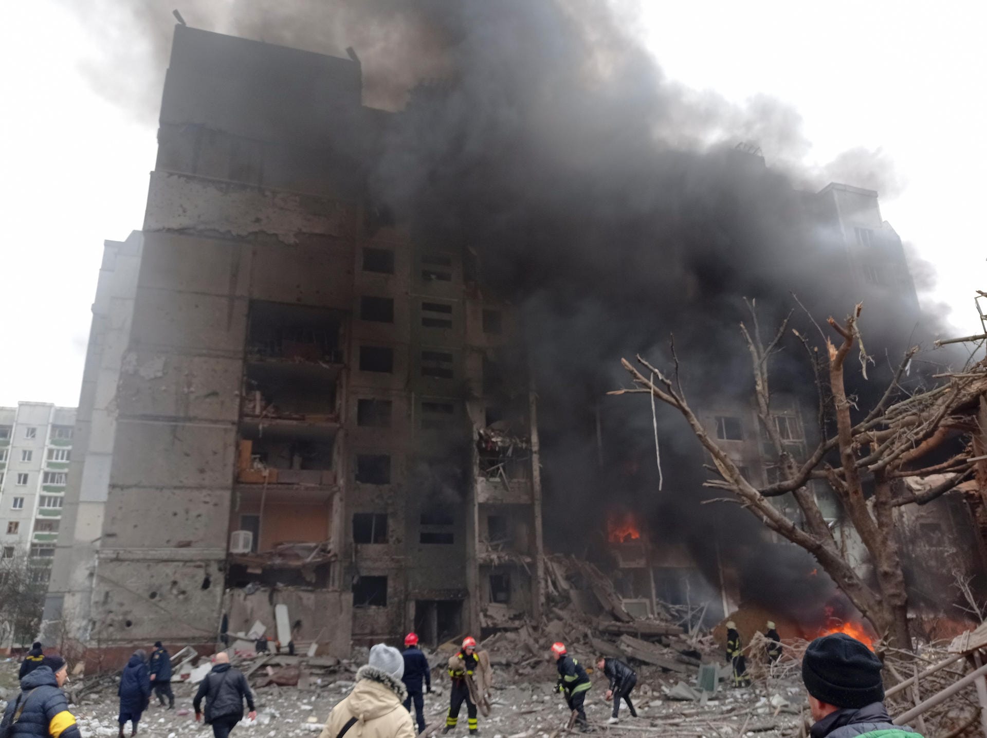 Tschernihiw, Ukraine: Einsatzkräfte löschen ein Feuer in einem beschädigten Stadtzentrum nach einem russischen Luftangriff.