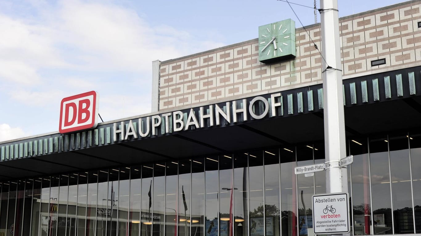 Empfangsgebäude des Hauptbahnhofs Braunschweig (Archivbild): Ein Mann ist ums Leben gekommen.