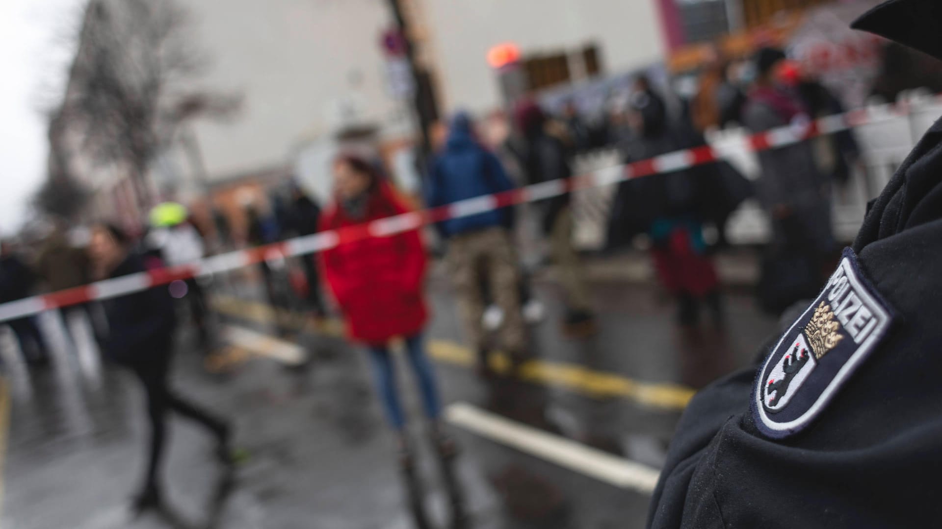 Ein Beamter der Berliner Polizei überwacht eine Demonstration (Archivbild): Die Aggression gegen Beamte nimmt statistisch weiter zu. Ein Beamter der Berliner Polizei überwacht eine Demonstration (Archivbild): Die Aggression gegen Beamte nimmt statistisch weiter zu.