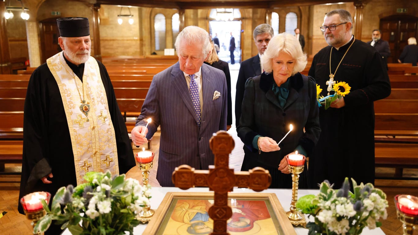 Prinz Charles und Herzogin Camilla zündeten in der ukrainischen katholischen Kathedrale eine Kerze an.
