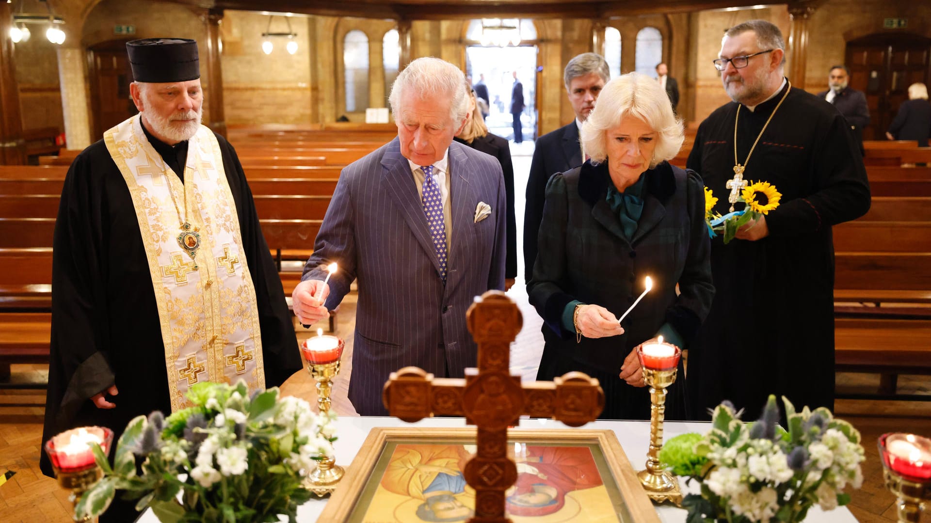 Prinz Charles und Herzogin Camilla zündeten in der ukrainischen katholischen Kathedrale eine Kerze an.