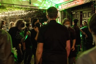 Gäste eines Berliner Clubs beim Tanzen mit FFP2-Maske (Archivbild): Clubs und Diskotheken dürfen unter strengen Hygienevorschriften wieder öffnen.
