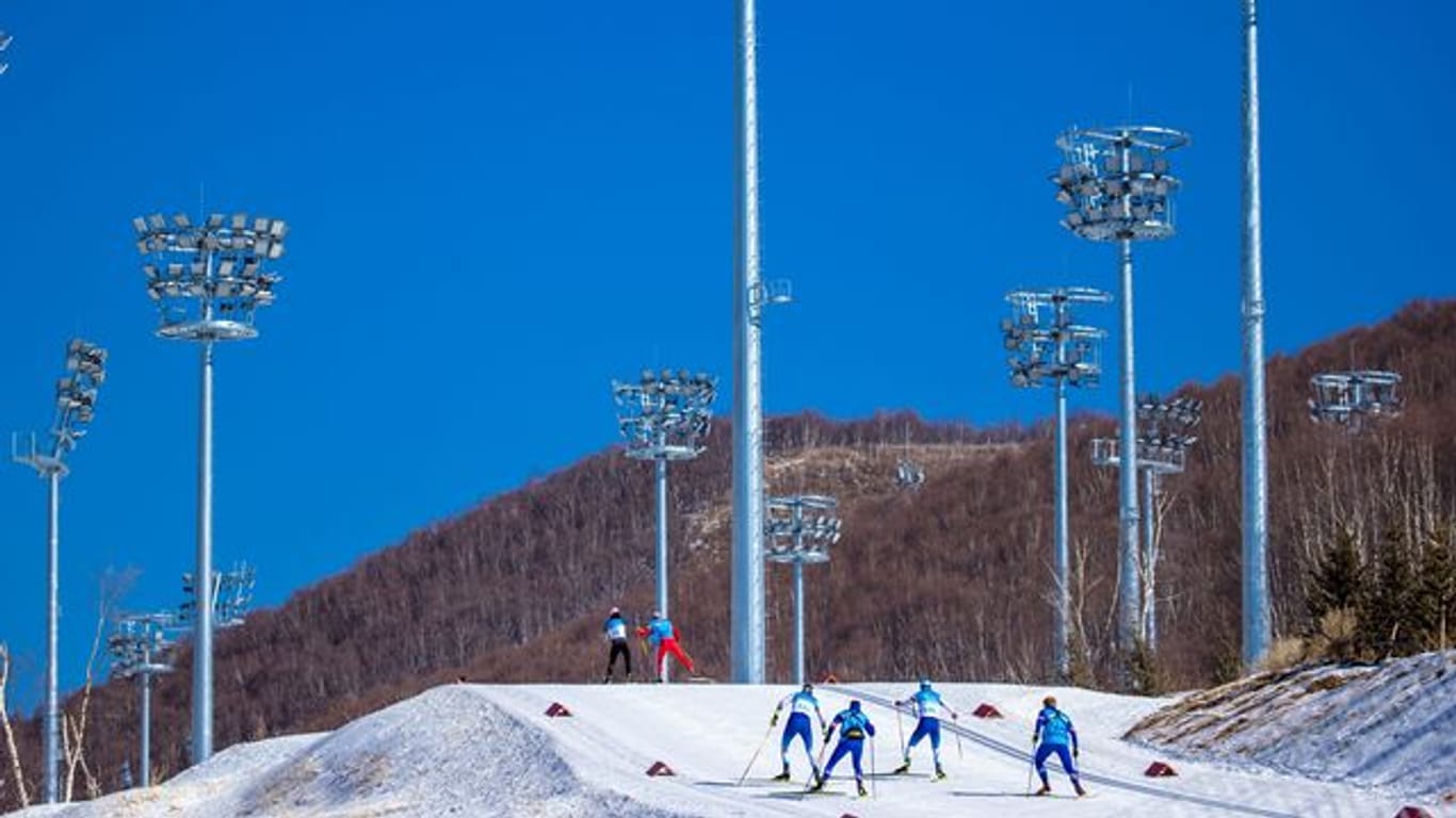 Athleten sind beim offenen Training auf der Langlaufstrecke unterwegs.