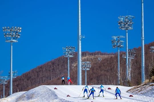 Athleten sind beim offenen Training auf der Langlaufstrecke unterwegs.