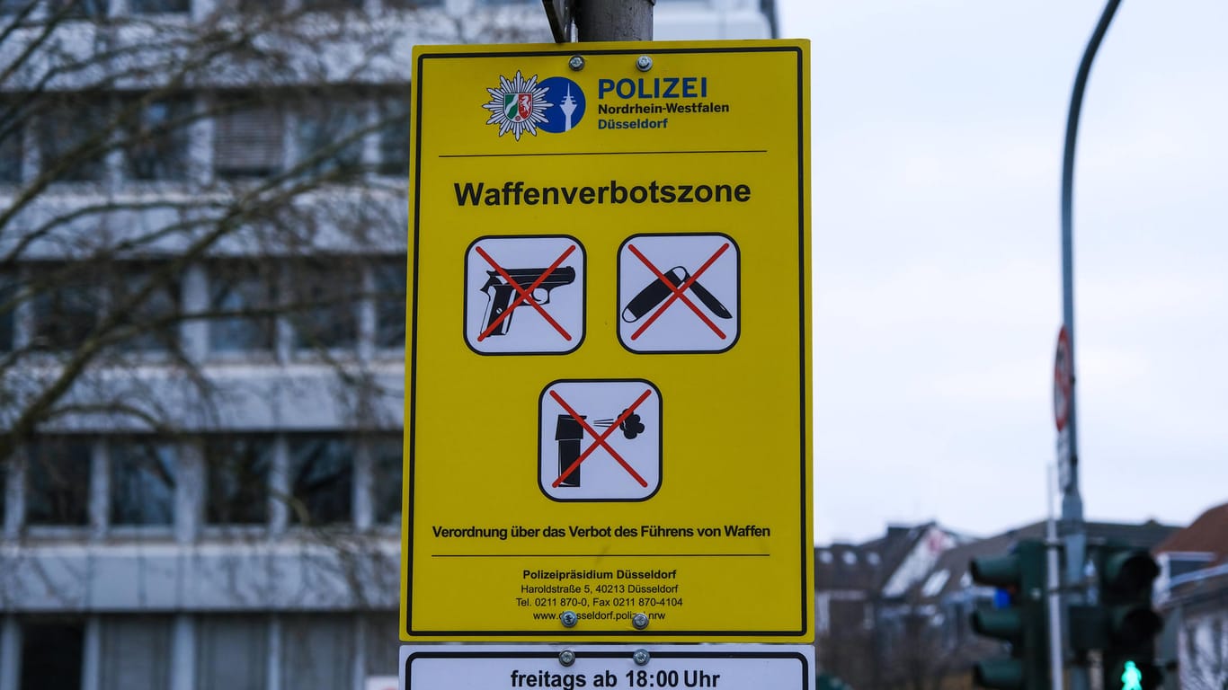 Ein Waffenverbotszonenschild in der Düsseldorfer Altstadt (Archivbild): Die Düsseldorfer Polizei hat über 4.300 Straftaten in der Altstadt registriert.