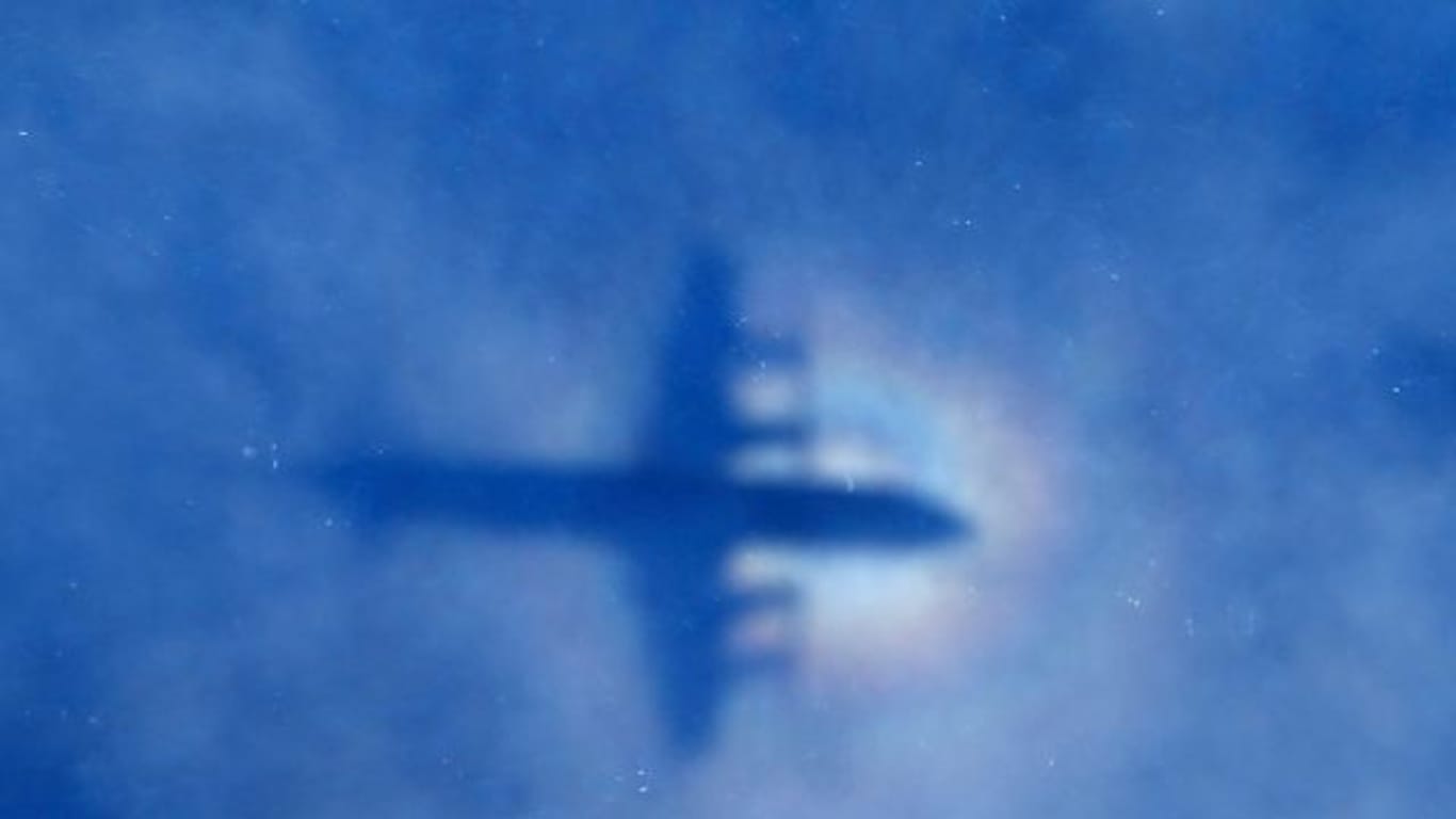 Eine Maschine der Royal New Zealand Air Force P3 Orion sucht nach der vermissten Maschine des Flugs MH370 der Malaysia Airlines.