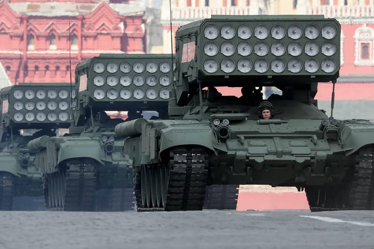 Die Welt einschüchtern: Militärparade auf dem Roten Platz in Moskau 2021.
