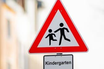 Verkehrsschild mit dem Hinweis "Kindergarten"