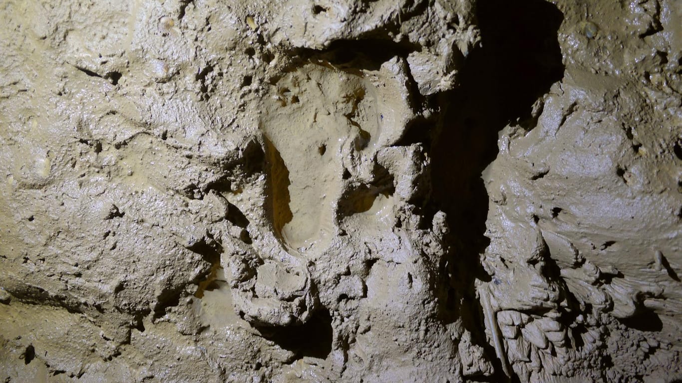 Fußabdruck eines Kindes: Es handelt sich um eine der größten Grabhöhlen in Frankreich.