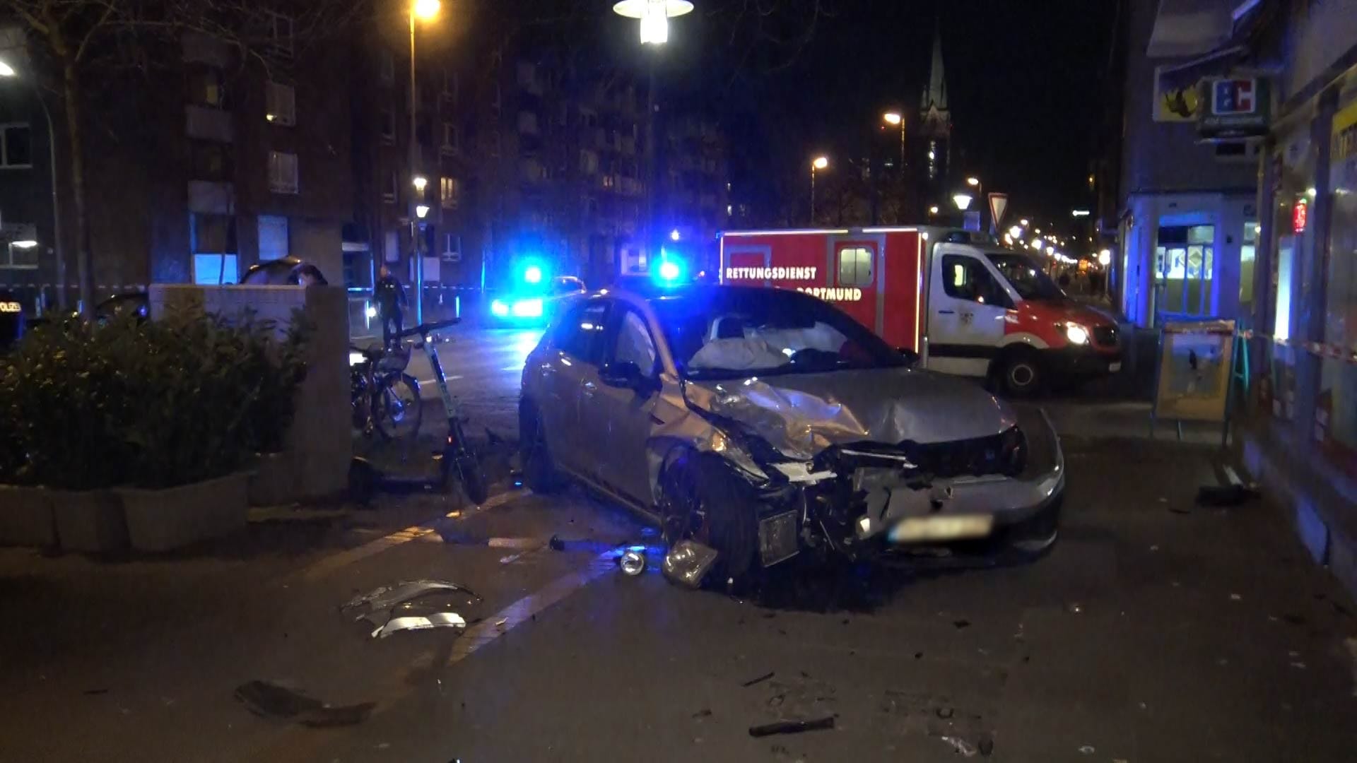 Die Unfallstelle: Ein Pkw schleuderte nach dem Zusammenstoß auf einen Gehweg. Die Unfallstelle: Ein Pkw schleuderte nach dem Zusammenstoß auf einen Gehweg.