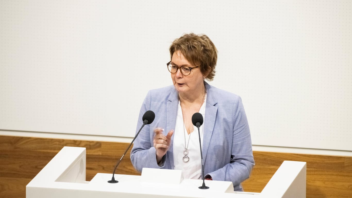 Gesundheitsministerin Daniela Behrens (SPD) im Landtag in Hannover (Archivbild): Behrens sieht "Spagat" in der Corona-Politik Niedersachsens voraus.