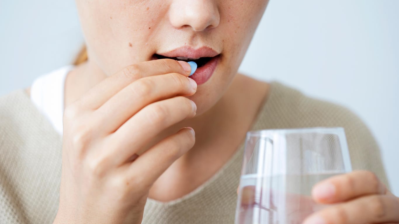 Antibiotika einnehmen (Symbolbild): Die Medikamente werden zur Behandlung bakterieller Infektionen eingesetzt.