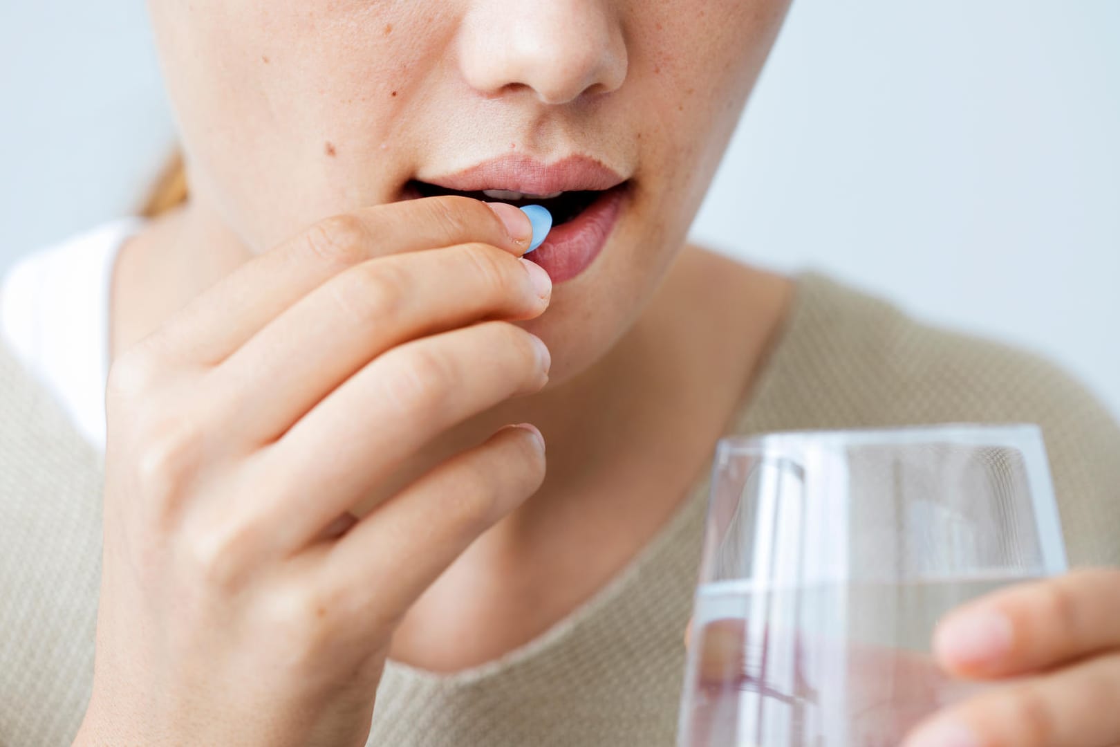 Antibiotika einnehmen (Symbolbild): Die Medikamente werden zur Behandlung bakterieller Infektionen eingesetzt.