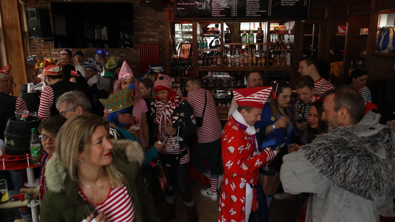 Feiern unter 2G-Plus-Bedingungen, wie hier in einer Kneipe am Alter Markt an Weiberfastnacht: Die Kölner Wirte ziehen insgesamt eine durchwachsene Bilanz.