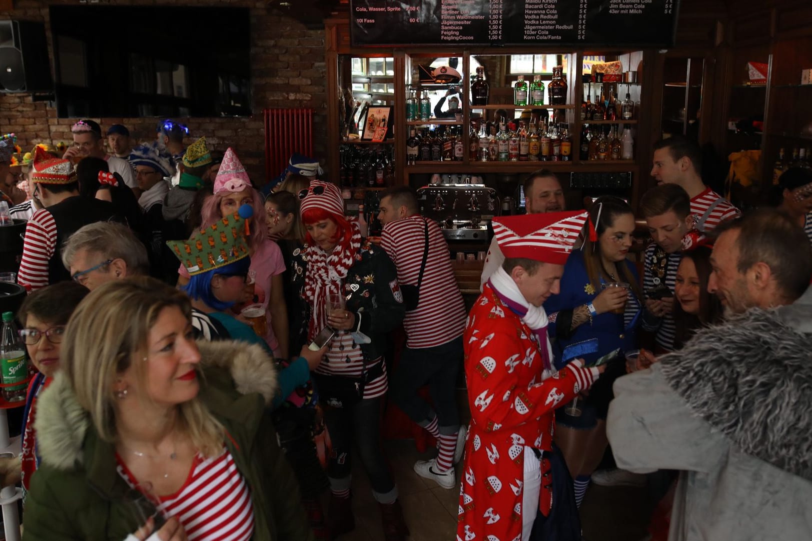 Feiern unter 2G-Plus-Bedingungen, wie hier in einer Kneipe am Alter Markt an Weiberfastnacht: Die Kölner Wirte ziehen insgesamt eine durchwachsene Bilanz.